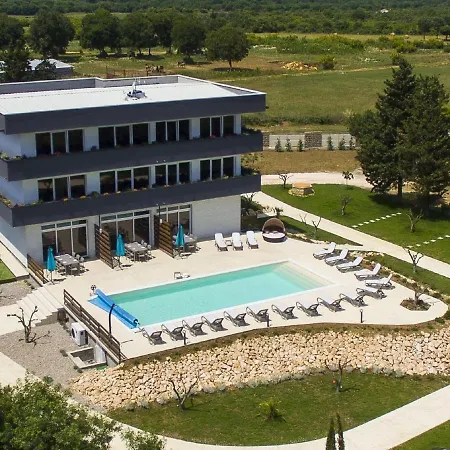 Spacious In Nin With Swimming Pool Villa *