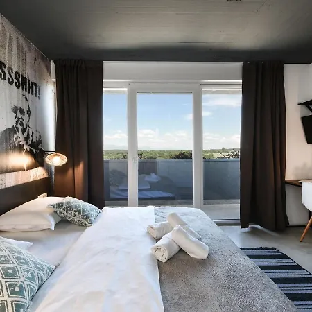 Spacious In Nin With Swimming Pool *