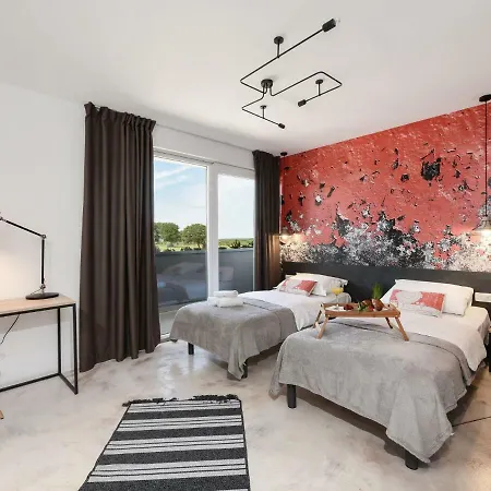 Spacious In Nin With Swimming Pool