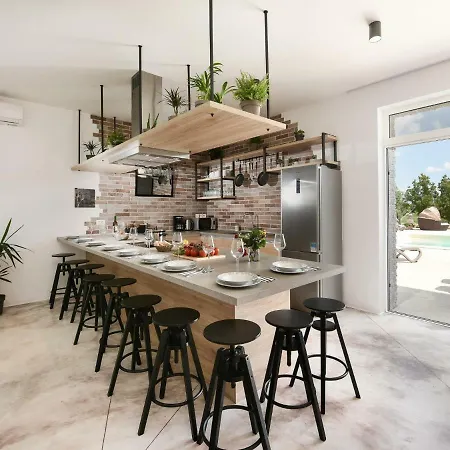 Spacious In Nin With Swimming Pool Villa