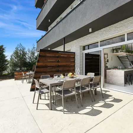 Spacious In Nin With Swimming Pool Villa *