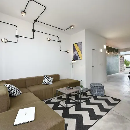 Spacious In Nin With Swimming Pool