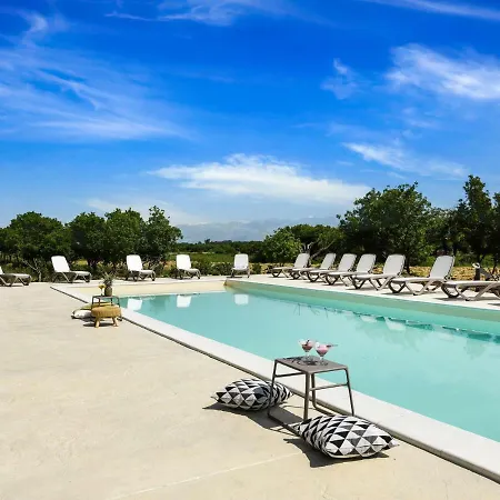 Spacious In Nin With Swimming Pool Villa *